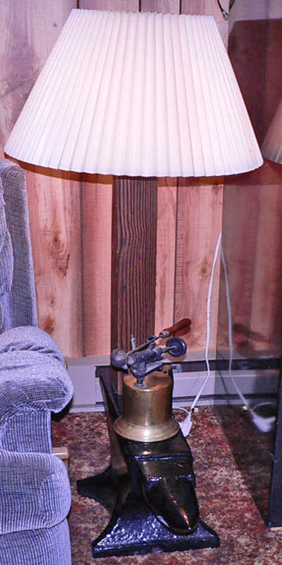 fin50-anvil-floor-lamp.gif