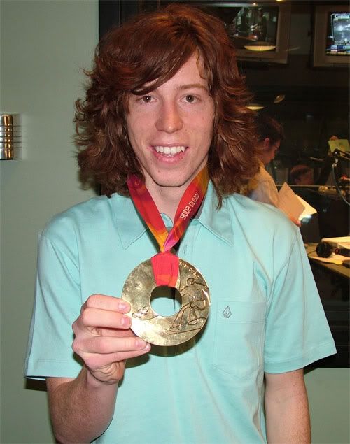 Dark hair/eyes was never attractive to me. The dark haired guy in the post