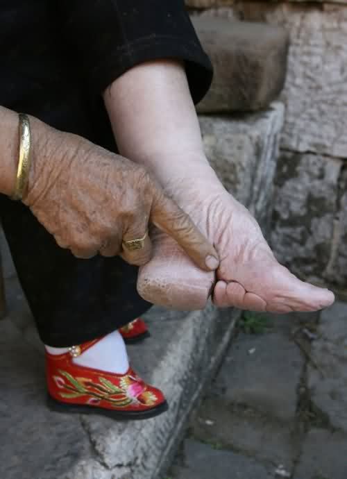 Chinese woman shoes small feet