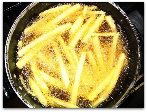 Fritando batata com azeite Fritando batata com azeite