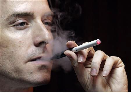 Homem fumando Homem fumando