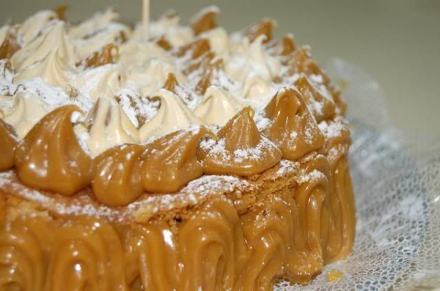 Bolo com cobertura de doce de leite Receita fácil de bolo com cobertura de doce de leite