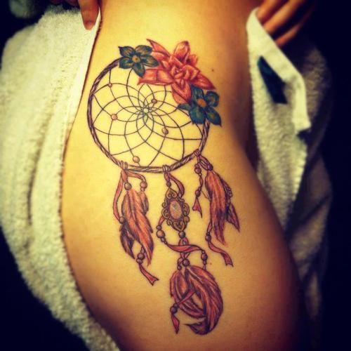 Tatuagem apanhador de sonhos colorida Tatuagem apanhador de sonhos colorida nos quadris