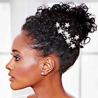 Penteado preso para cabelos cacheados ou crespos