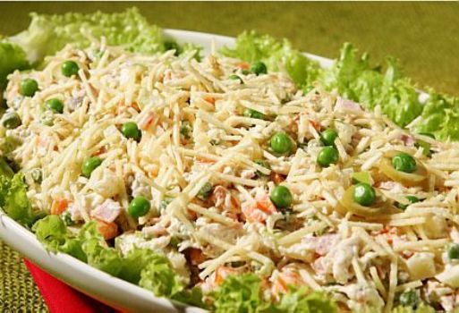 Salada de ervilha com presunto e batata palha