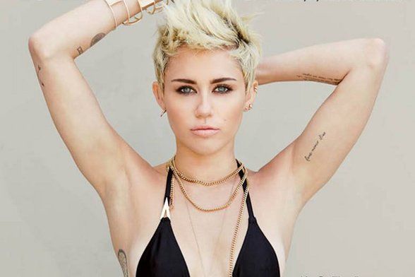 Miley Cyrus loira com cabelo arrepiado