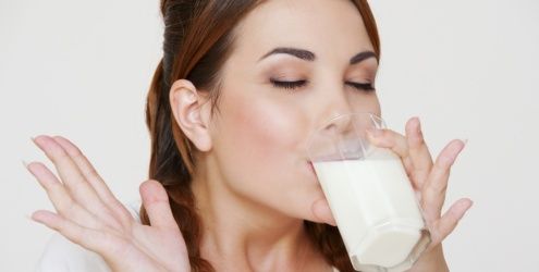 Tomando um copo de leite Benefícios do leite