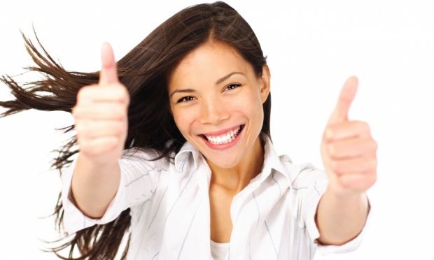 Moça feliz dando jóia Moça feliz dando jóia
