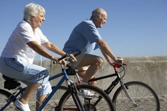 Exercícios faz bem ao coração Idosos andando de bicicleta