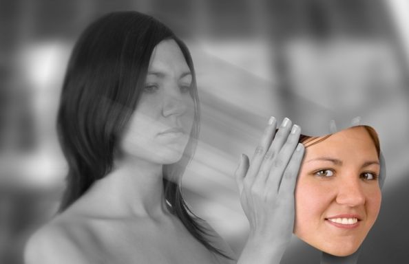 Transtorno Bipolar Mulher tirando rosto de feliz e bom humor