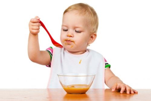 Alimento sólido para bebê Bebê comendo