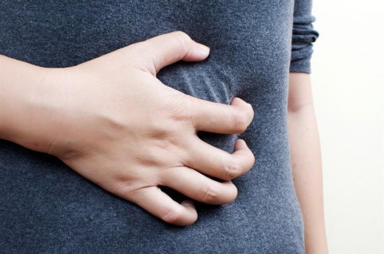 Azia e queimação Mão na barriga por causa de azia e queimação
