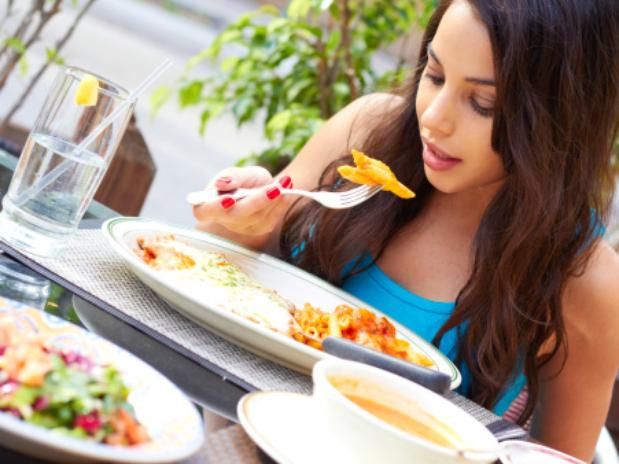 Comer devagar Comer devagar pode ajudar na perda de peso
