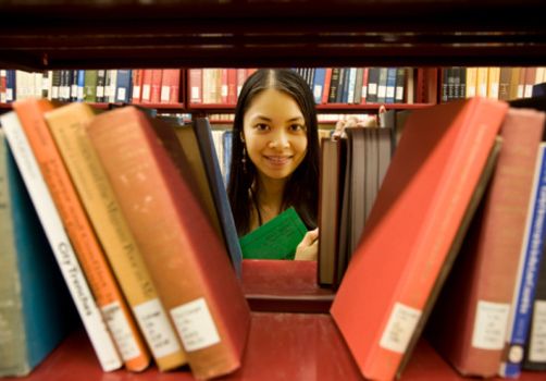 Livros da Unicamp Garota entre livros