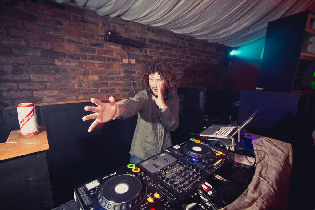 IMAGE: http://i46.photobucket.com/albums/f149/stuart_hatch/JB-6.jpg