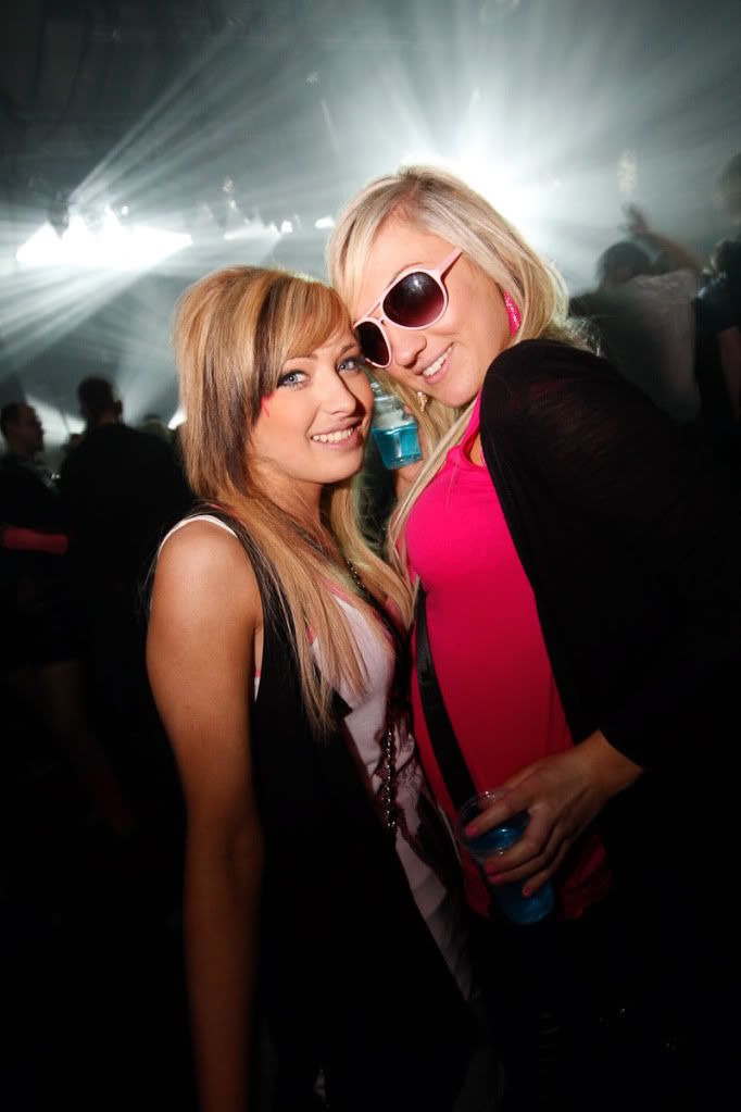 IMAGE: http://i46.photobucket.com/albums/f149/stuart_hatch/Nightlife/800-21.jpg