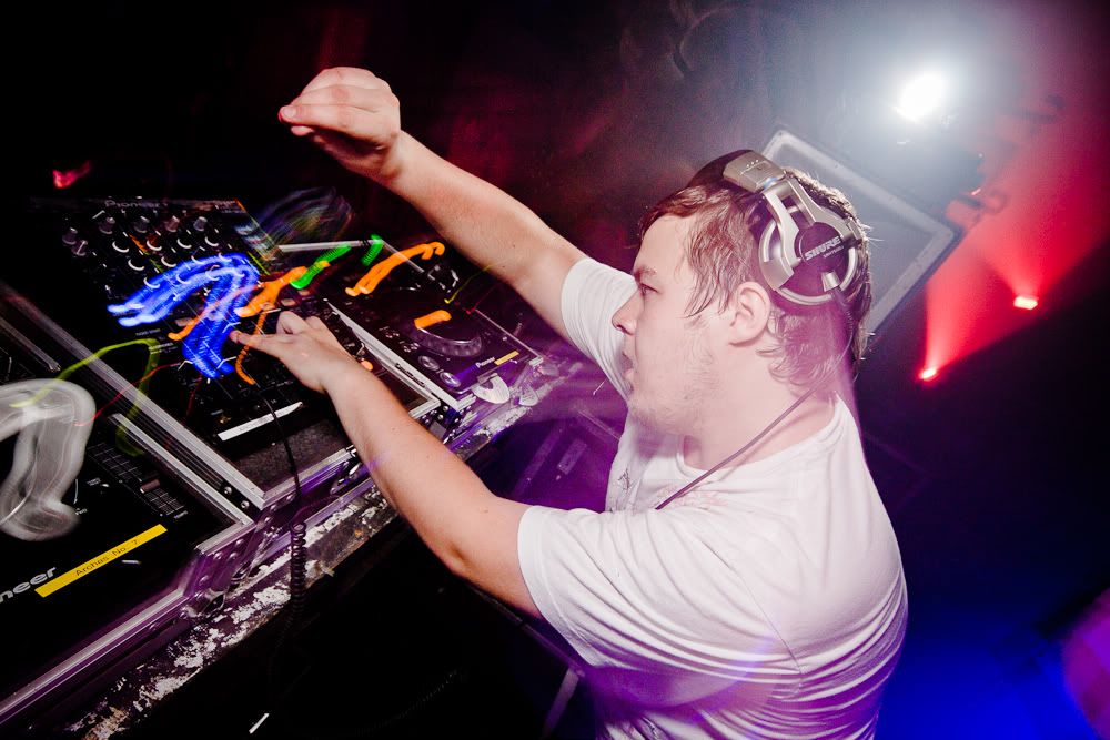 IMAGE: http://i46.photobucket.com/albums/f149/stuart_hatch/Nightlife/mehme-3.jpg