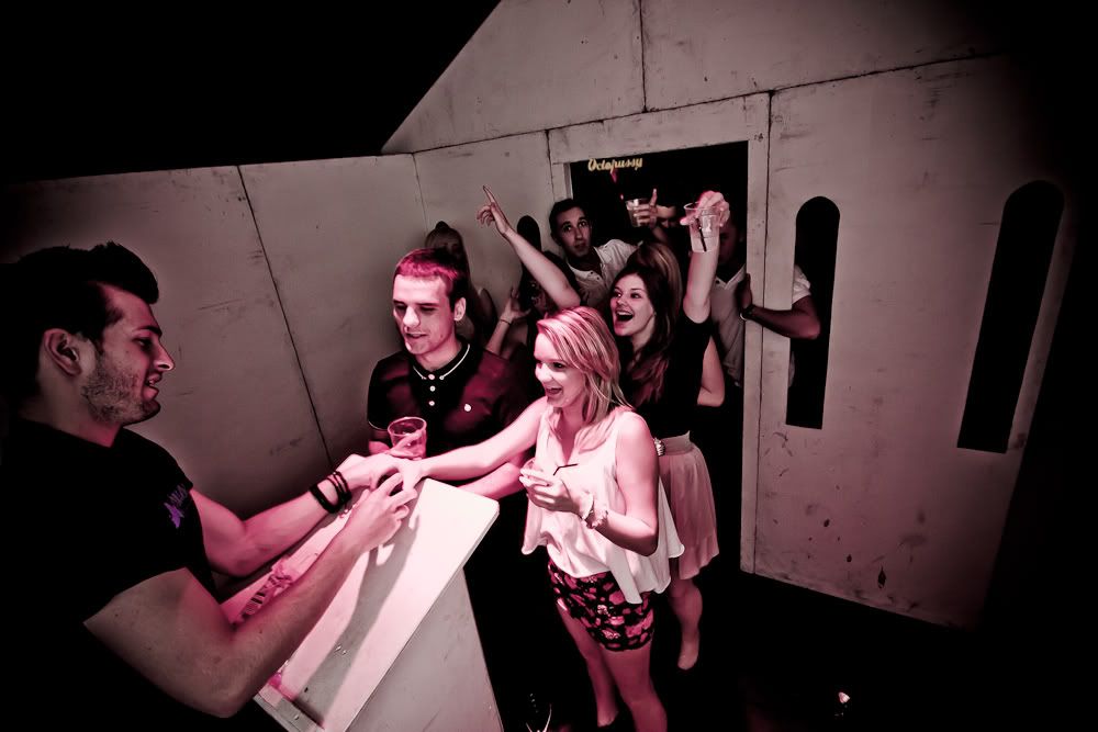 IMAGE: http://i46.photobucket.com/albums/f149/stuart_hatch/Nightlife/mehme-8.jpg