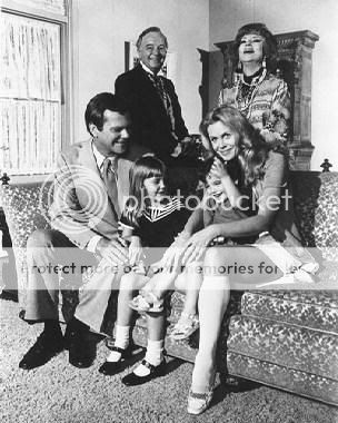 http://i46.photobucket.com/albums/f137/NoWayEh/SitComs/Cast-all/Bewitched_crew1.jpg
